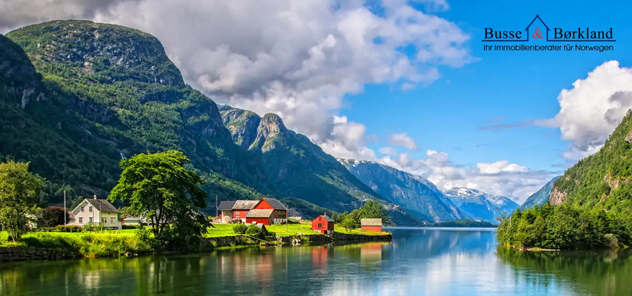 Häuser am Fjord in Norwegen