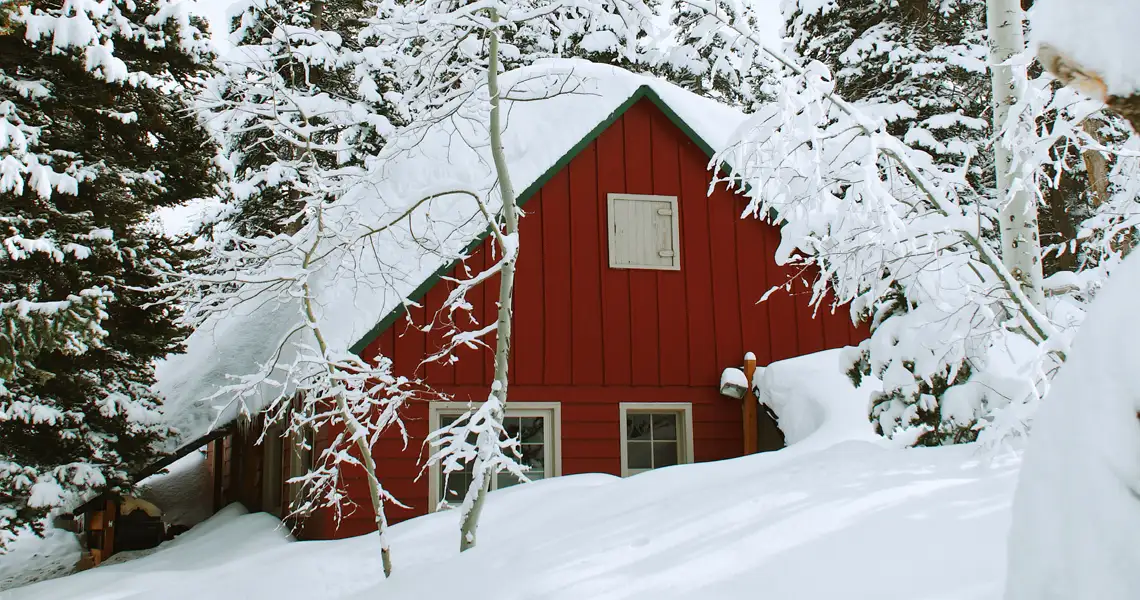 verschneites Haus in Norwegen