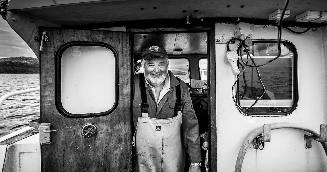 Norwegischer Fischer lacht