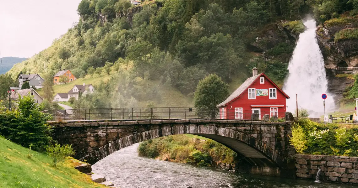 Einsames Haus in norwegischer Natur